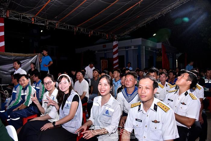 Chương trình thu hút đông đảo cán bộ, chiến sĩ, kỹ sư và công nhân đang làm việc trên đảo Hòn Khoai.