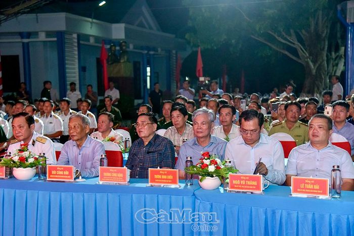 Lãnh đạo Quân chủng Hải quân và các đồng chí lãnh đạo, nguyên lãnh đạo tỉnh tham dự chương trình.