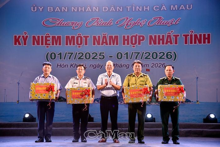 Bí thư Tỉnh ủy Nguyễn Hồ Hải tặng quà động viên các cá nhân tiêu biểu đang làm nhiệm vụ tại đảo Hòn Khoai.