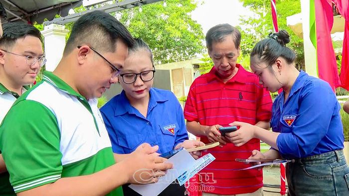 Đoàn viên, thanh niên phường hướng dẫn người dân cài đặt và sử dụng các ứng dụng số phục vụ đời sống và giải quyết thủ tục hành chính.