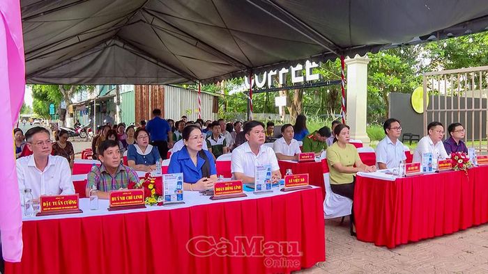 Đại biểu và đông đảo người dân tham dự lễ ra mắt mô hình.