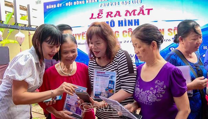 Người dân trên tuyến đường Bà Huyện Thanh Quan tìm hiểu và trải nghiệm các tiện ích từ mã QR, giúp tiếp cận nhanh chóng các thông tin, văn bản của địa phương.
