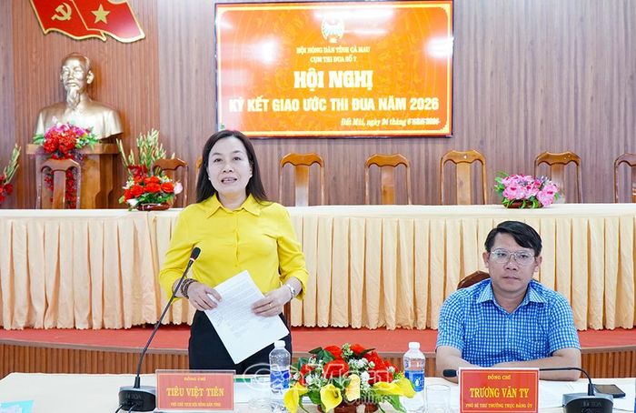 Phó Chủ tịch Hội Nông dân tỉnh Cà Mau Tiêu Việt Tiên phát biểu chỉ đạo tại hội nghị.
