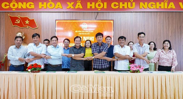 Đại diện Hội Nông dân các xã trong cụm đã ký kết giao ước thi đua năm 2026, thể hiện quyết tâm hoàn thành các mục tiêu, nhiệm vụ công tác Hội và phong trào nông dân đã đề ra, góp phần xây dựng các mô hình liên kết sản xuất, nâng cao thu nhập và đời sống hội viên nông dân.