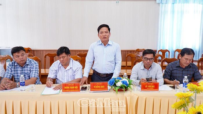 Ông Tô Hồng Khải, Phó Chủ tịch Ủy ban MTTQ Việt Nam Xã Nguyễn Việt Khái, Chủ tịch Hội Nông dân xã, trao đổi những khó khăn, vướng mắc trong công tác tổ chức, nhân sự Hội tại địa phương.