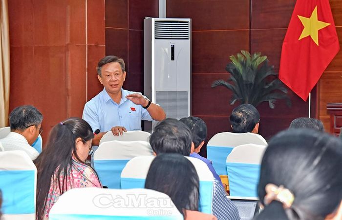  Đồng chí Hồ Trung Việt, Ủy viên Ban Thường vụ Tỉnh ủy, Trưởng Ban Tuyên giáo và Dân vận Tỉnh ủy Cà Mau, thảo luận tại tổ 1.