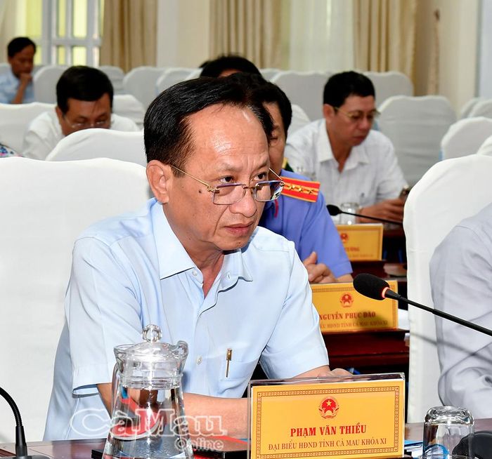  Phát biểu tại buổi thảo luận tổ, đồng chí Phạm Văn Thiều, Phó Bí thư Tỉnh ủy, Chủ tịch HĐND tỉnh, yêu cầu tiếp tục đánh giá toàn diện tính khả thi của một số dự thảo nghị quyết.