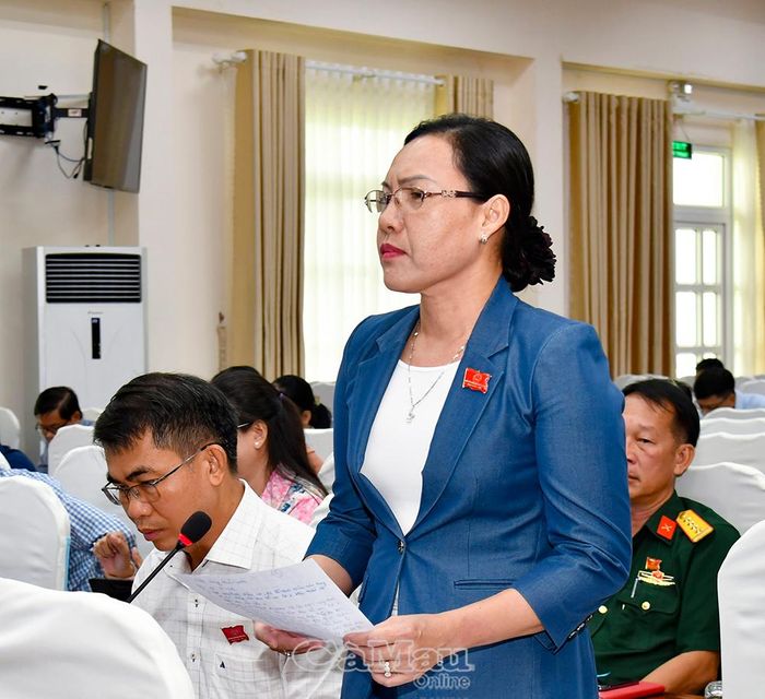 Trưởng Ban Văn hóa - Xã hội, HĐND tỉnh Trần Thị Huỳnh Dao thảo luận về dự thảo nghị quyết quy định nhân sự, kinh phí thực hiện việc dạy và học tiếng Việt cho trẻ em là người dân tộc thiểu số trước khi vào lớp 1.