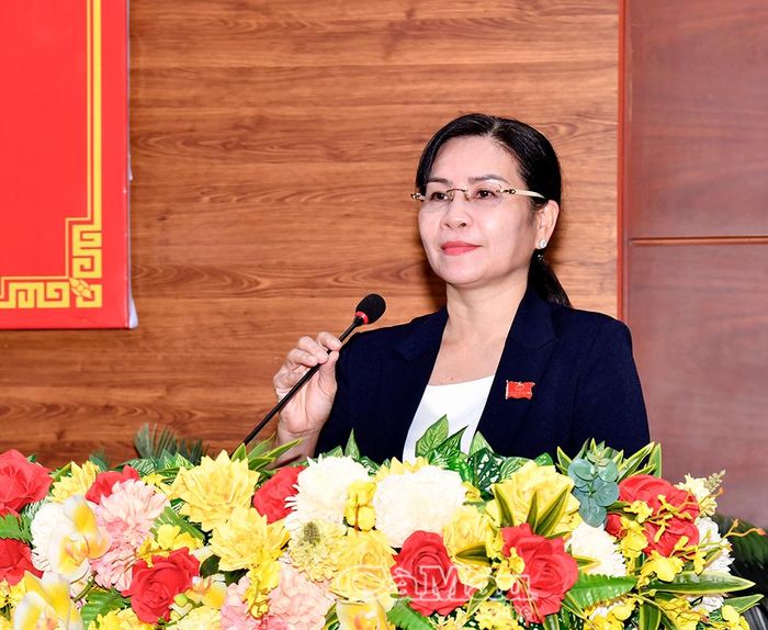 Đồng chí Lê Thị Nhung, Ủy viên Ban Thường vụ Tỉnh ủy, Phó Chủ tịch Thường trực HĐND tỉnh, phát biểu tại phiên thuyết trình.