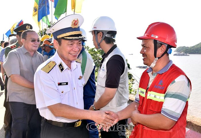 Chuẩn đô đốc Lê Bá Quân, Phó Tư lệnh Quân chủng Hải quân, động viên các lực lượng thi công dự án Cảng tổng hợp lưỡng dụng Hòn Khoai.