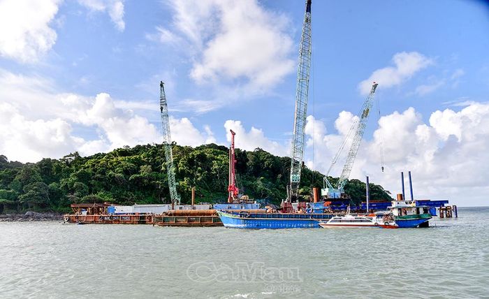 Nhiều máy móc, trang thiết bị và nhân lực được huy động để thực hiện dự án cầu cảng Hòn Khoai.
