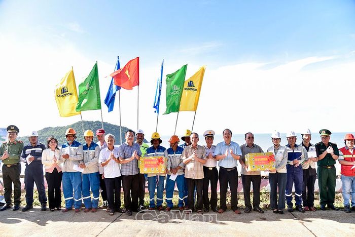 Các đồng chí lãnh đạo tỉnh, Quân chủng Hải quân tặng quà các lực lượng thi công dự án Cảng tổng hợp lưỡng dụng Hòn Khoai.