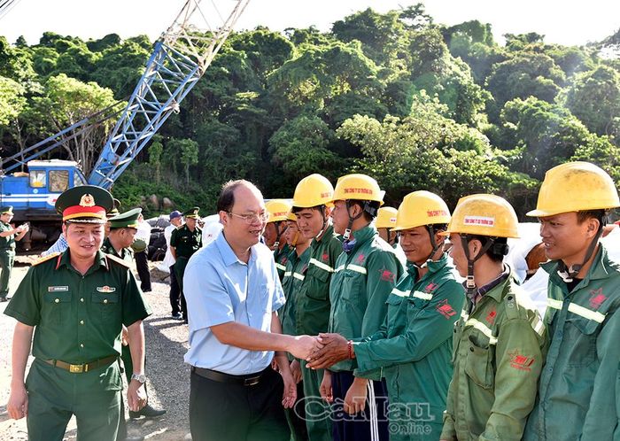 Đồng chí Nguyễn Hồ Hải, Bí thư Tỉnh ủy, động viên và biểu dương nỗ lực của kỹ sư, công nhân thi công dự án Đường giao thông ra đảo Hòn Khoai.