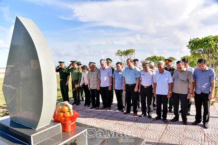 Đoàn lãnh đạo tỉnh Cà Mau, Quân chủng Hải quân và các lực lượng đóng quân trên đảo dành phút tưởng niệm các anh hùng liệt sĩ hy sinh trong cuộc khởi nghĩa Hòn Khoai.