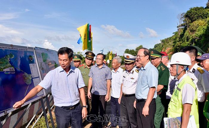 Ông Đoàn Văn Vũ, Phó Tổng giám đốc Công ty TNHH Đầu tư Xây dựng DACINCO, báo cáo tiến độ thi công các hạng mục dự án Cảng tổng hợp lưỡng dụng Hòn Khoai.