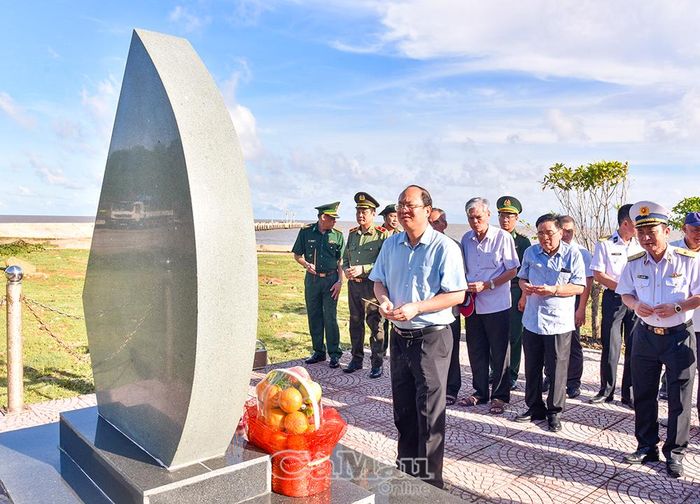 Bí thư Tỉnh ủy Nguyễn Hồ Hải dâng hương tưởng niệm, tri ân công lao của các anh hùng liệt sĩ hy sinh trong cuộc khởi nghĩa Hòn Khoai.