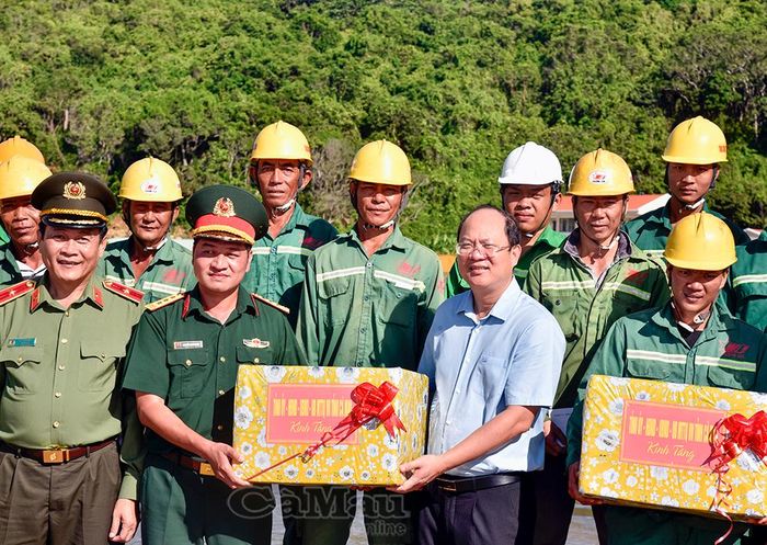 Đồng chí Nguyễn Hồ Hải, Bí thư Tỉnh ủy, tặng quà các lực lượng thi công dự án Đường giao thông ra đảo Hòn Khoai.