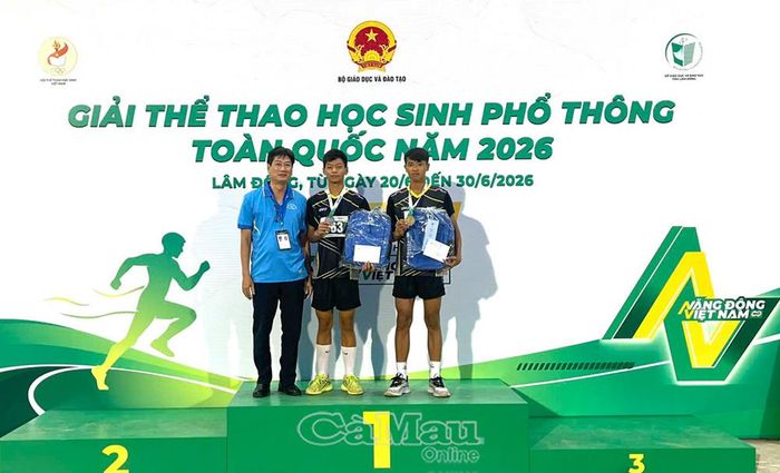 Phó Giám đốc Sở GD&ĐT Đặng Trí Thủ chụp ảnh cùng vận động viên Lê Hoàng Nhất và Bùi Nguyên Hùng trong ngày thi đấu đầu tiên.