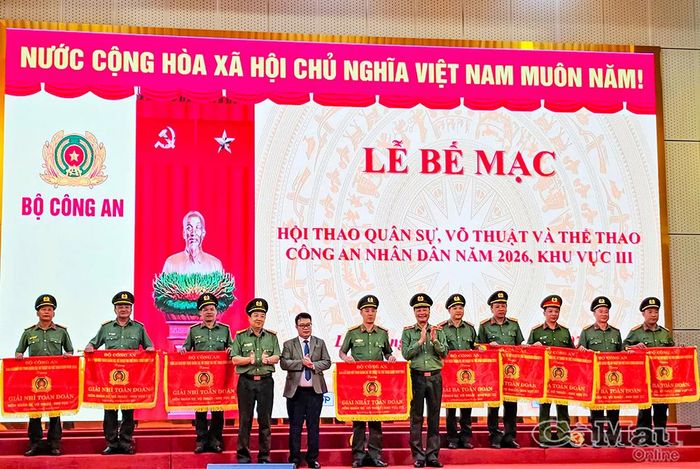 Thượng tá Lê Minh Bộ, Phó Trưởng phòng Công tác chính trị (thứ hai từ trái sang), đại diện Đoàn vận động viên Công an tỉnh Cà Mau nhận Cờ của Bộ Công an về thành tích Giải Ba toàn đoàn tại lễ bế mạc hội thao, ngày 24/6/2026.