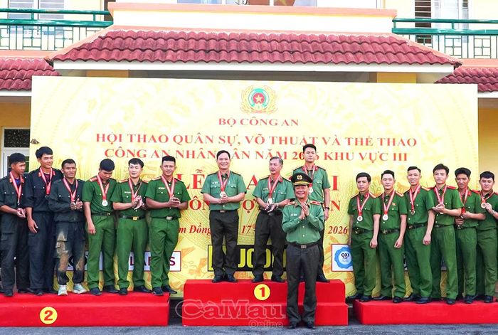  Đoàn Vận động viên Công an tỉnh Cà Mau nhận Huy chương Bạc đồng đội nội dung Công phá, ngày 22/6/2026.