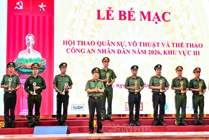  Đại diện Đoàn vận động viên Công an tỉnh Cà Mau (thứ hai từ phải sang) nhận Huy chương Đồng nội dung Chiến thuật võ thuật CAND tại lễ bế mạc hội thao, ngày 24/6/2026.