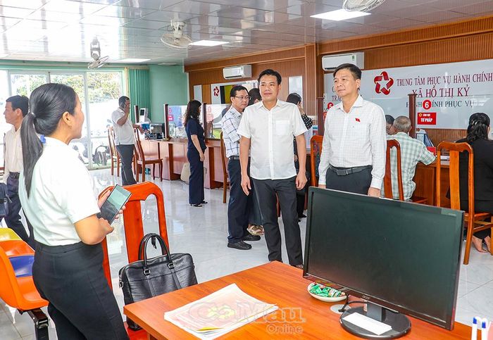 Đoàn đại biểu Quốc hội tỉnh khảo sát Trung tâm Phục vụ hành chính công Xã Hồ Thị Kỷ.