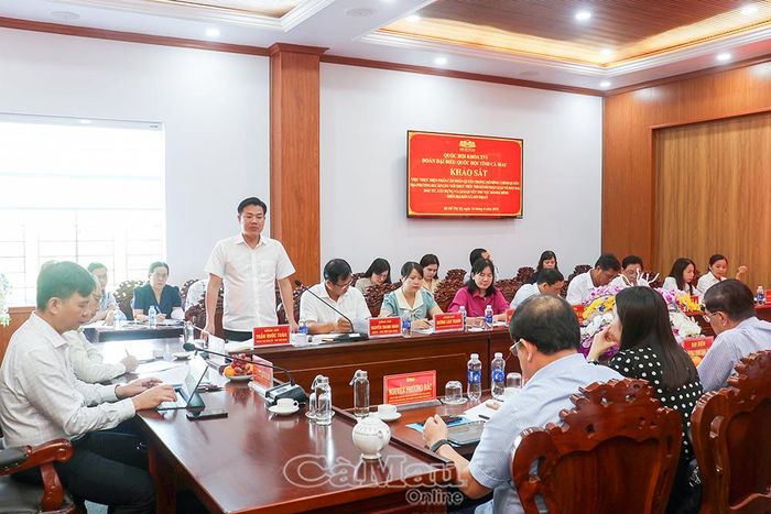 Ông Trần Quốc Toàn, Chủ tịch UBND Xã Hồ Thị Kỷ báo cáo thêm với đoàn khảo sát những khó khăn, bất cập khi vận hành chính quyền địa phương 2 cấp.