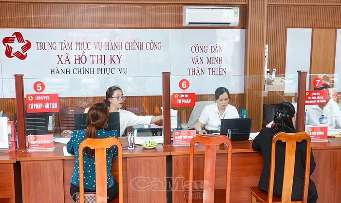 Trung tâm Phục vụ hành chính công Xã Hồ Thị Kỷ vận hành ổn định, thông suốt với tỷ lệ hồ sơ phát sinh được tiếp nhận trực tuyến đạt 100%.