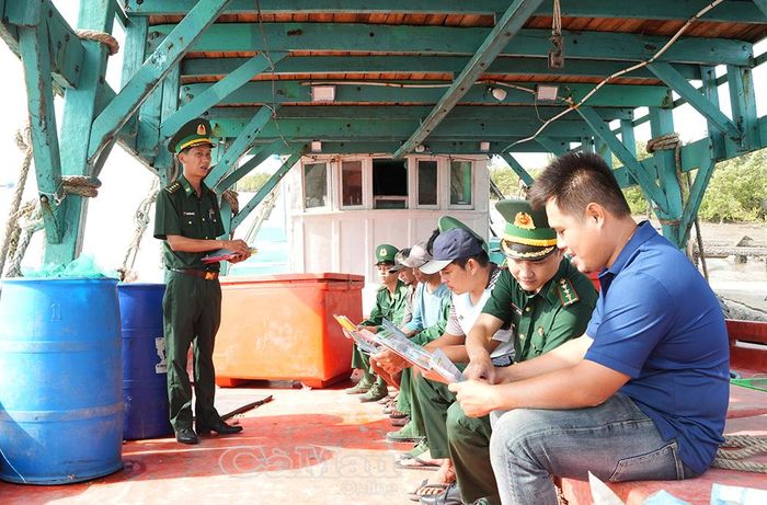 Cán bộ, chiến sĩ đồn Biên phòng Rạch Gốc tuyên truyền ngư dân hưởng ứng phòng trào tham gia bảo vệ chủ quyền biên giới biển.