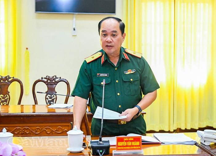 Thiếu tướng Nguyễn Văn Ngành, Ủy viên Ban Thường vụ Tỉnh ủy, Phó Bí thư Đảng ủy Quân sự, Chỉ huy trưởng Bộ CHQS tỉnh, phát biểu tham luận tại hội nghị.