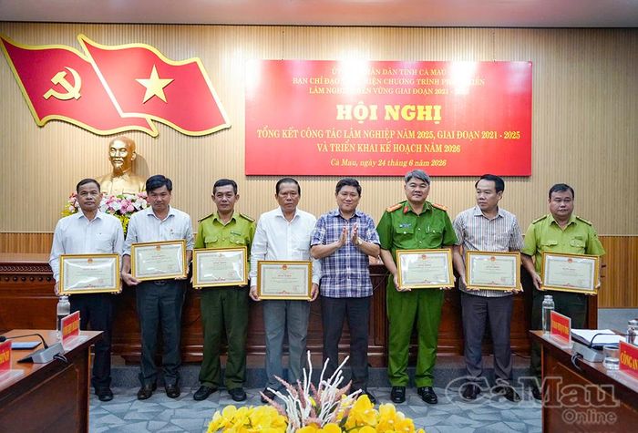 Dịp này, Chủ tịch UBND tỉnh tặng Bằng khen cho 5 tập thể, 7 cá nhân có thành tích xuất sắc trong thực hiện nhiệm vụ phòng cháy, chữa cháy rừng mùa khô 2024-2025; đồng thời khen thưởng 2 tập thể và 4 cá nhân có thành tích tiêu biểu trong thực hiện nhiệm vụ trọng tâm lĩnh vực lâm nghiệp năm 2025. (Trong ảnh: Phó Chủ tịch UBND tỉnh Lê Văn Sử trao Bằng khen cho các tập thể, cá nhân).