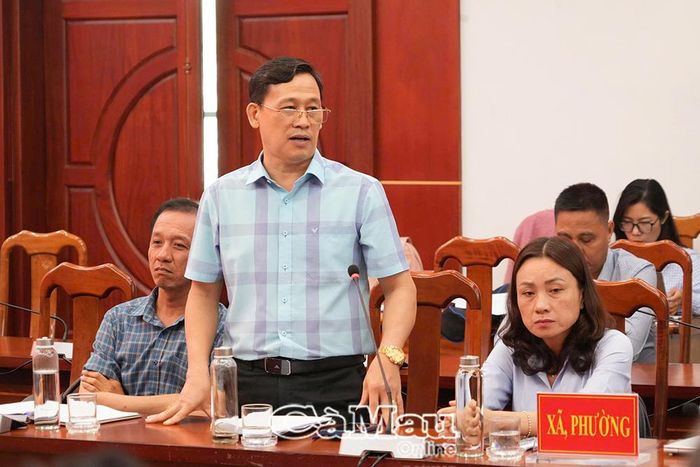 Chủ tịch UBND xã Vĩnh Hậu Trần Hoàng Khải phát biểu thảo luận về thực trạng người dân xây cất nhà trên đất lâm nghiệp tại địa phương.