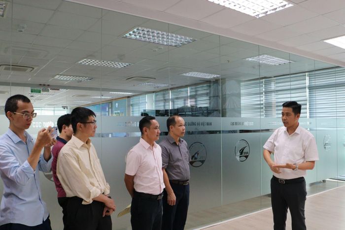 Đại diện Cục Đường bộ Việt Nam giới thiệu hoạt động vận hành hệ thống thu phí điện tử không dừng (ETC) trên các tuyến cao tốc Bắc - Nam phía Đông. Ảnh: N.Lộc