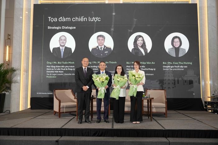 Các diễn giả tham dự Tọa đàm “Lãnh đạo Thuế trong Kỷ nguyên Mới - Góc nhìn Toàn cầu và Thực tiễn tại Việt Nam”.