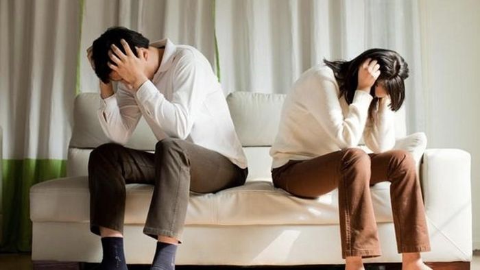 Việc bị so sánh với chuyện tình trên mạng sẽ khiến nửa kia cảm thấy mệt mỏi, tự ti. Ảnh minh họa