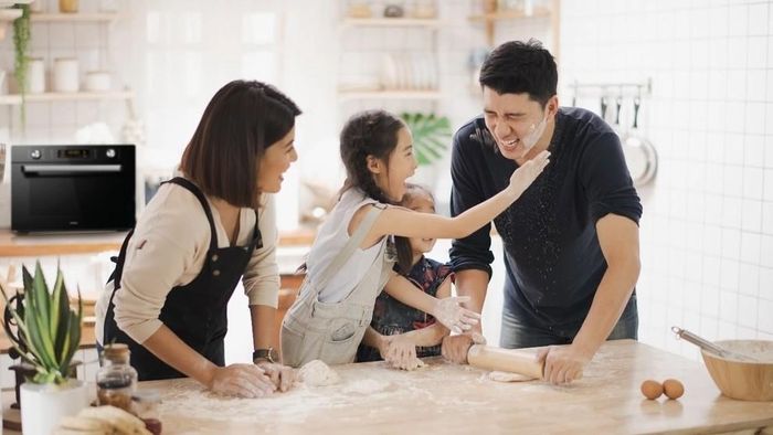 Việc cả nhà cùng nhau nấu ăn cũng là một hoạt động rất ý nghĩa trong ngày gia đình Việt Nam. Ảnh minh họa