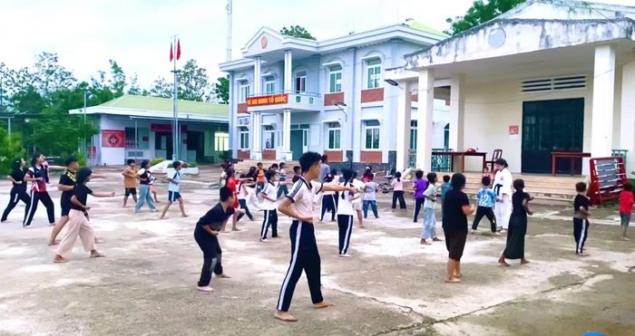 Các em nhỏ đang tập các thế võ theo sự hướng dẫn của cán bộ Công an xã và các bạn hướng dẫn viên. Ảnh: CA tỉnh Khánh Hòa.