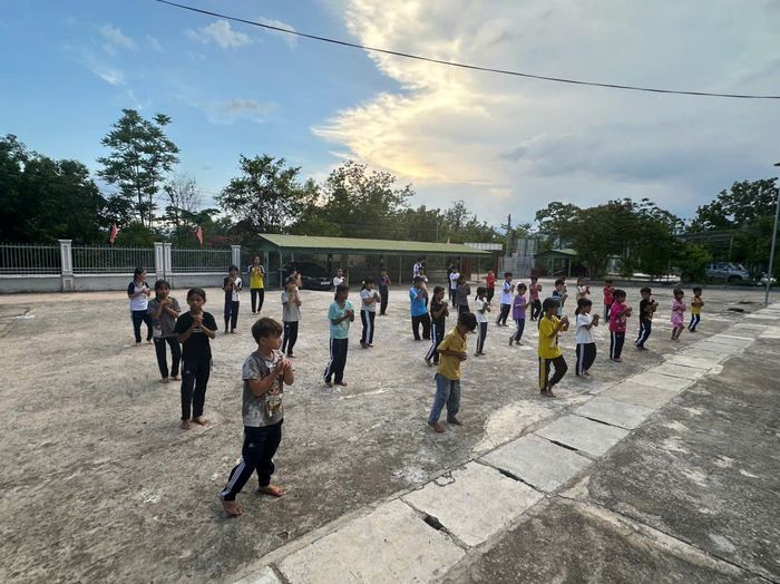 Các em nhỏ đang tiến hành khởi động trước khi tiến hành luyện tập. Ảnh: CA tỉnh Khánh Hòa.