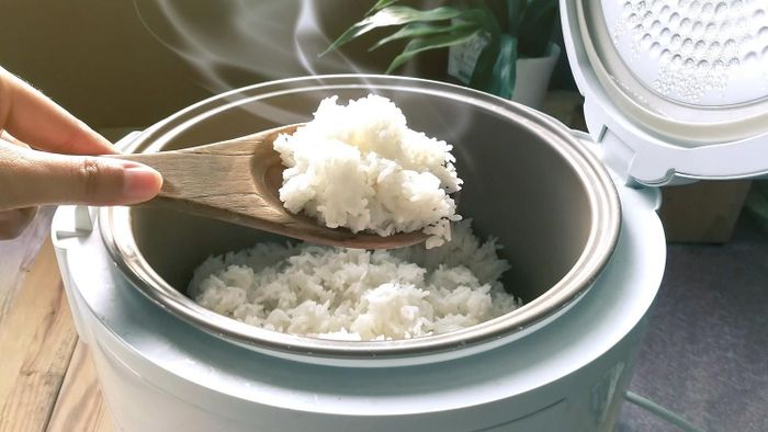Sau khi cơm chín, bạn nên xới tơi cơm để hơi nước được thoát ra, tránh tình trạng cơm bị thiu. Ảnh minh họa