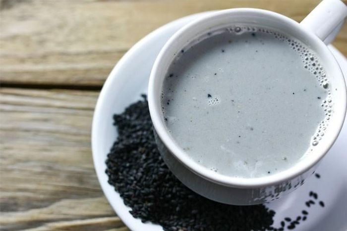 Nhờ chứa vitamin E và nhiều chất chống oxy hóa, mè đen còn được đánh giá có khả năng góp phần làm chậm quá trình lão hóa và hỗ trợ duy trì làn da khỏe mạnh. Ảnh minh họa