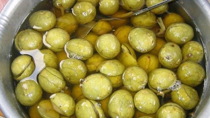 Sau khoảng 2–3 ngày, đường sẽ tan hết và tạo thành nước siro. Ảnh minh họa.