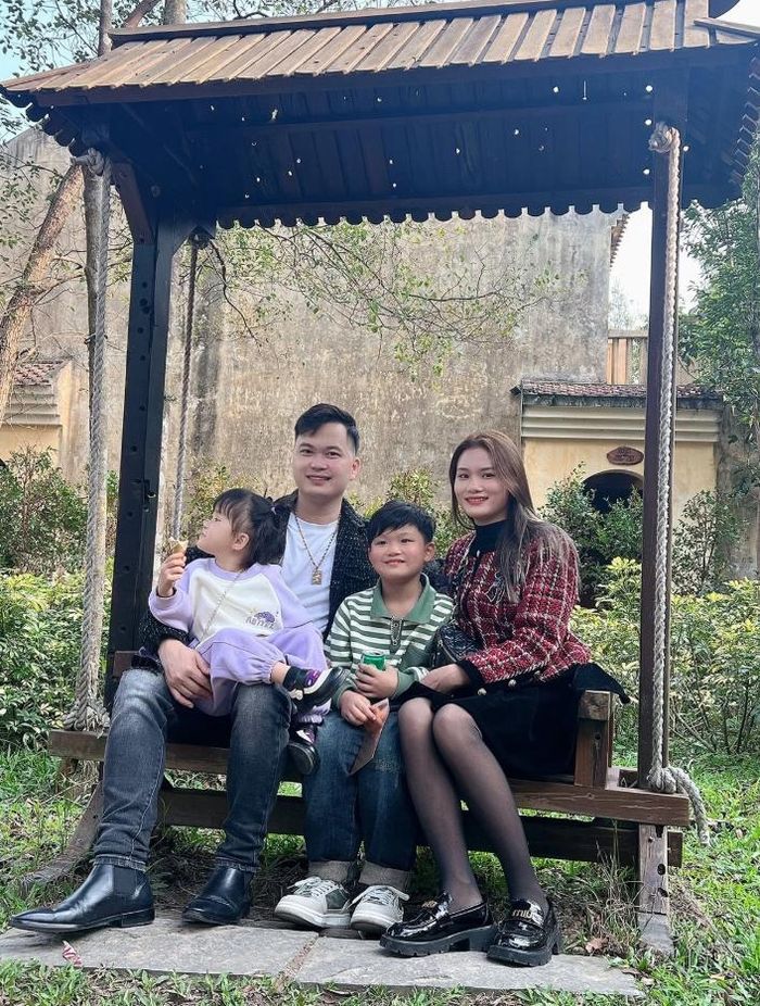 Gia đình hạnh phúc với 2 con đủ nếp đủ tẻ.