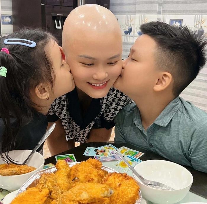 Dù sức khỏe yếu, chị vẫn cố gắng vào bếp làm những món ăn các con yêu thích.