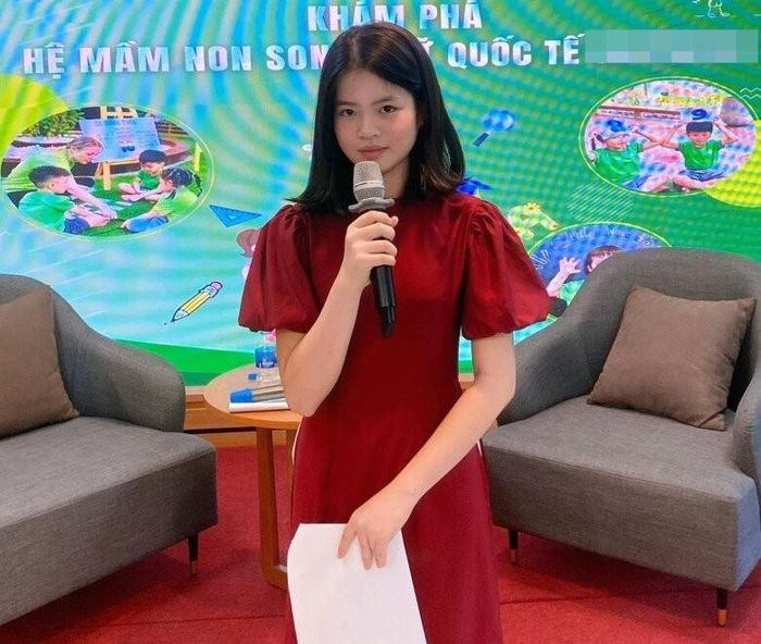Cô bé có niềm đam mê làm MC giống mẹ.