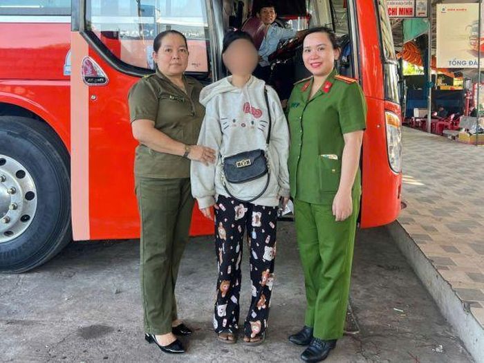 Cháu Võ Thị Thúy Vy chuẩn bị lên xe trở về đoàn tụ cùng gia đình. Ảnh: CA tỉnh Quảng Ngãi.