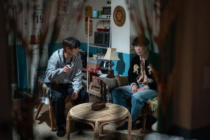 Tạo hình phong trần của tài tử Choi Daniel bên cạnh nam chính - Ảnh: LOTTE