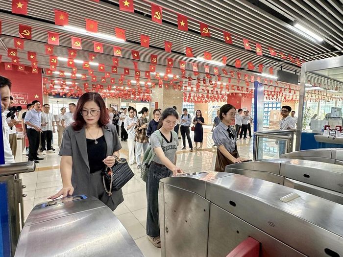 Hà Nội lựa chọn giao thông công cộng là một trong những lĩnh vực tiên phong trong chuyển đổi số.