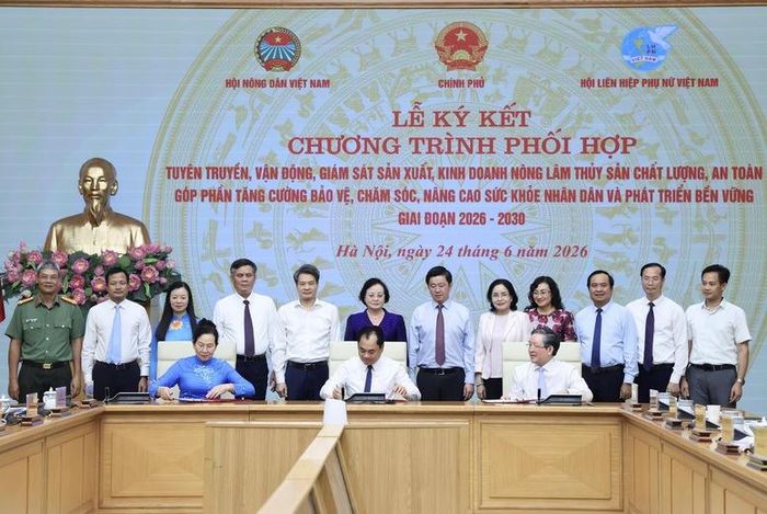 Phó Thủ tướng Chính phủ Phạm Thị Thanh Trà và các đại biểu chứng kiến việc ký kết - Ảnh: VGP/Thu Giang