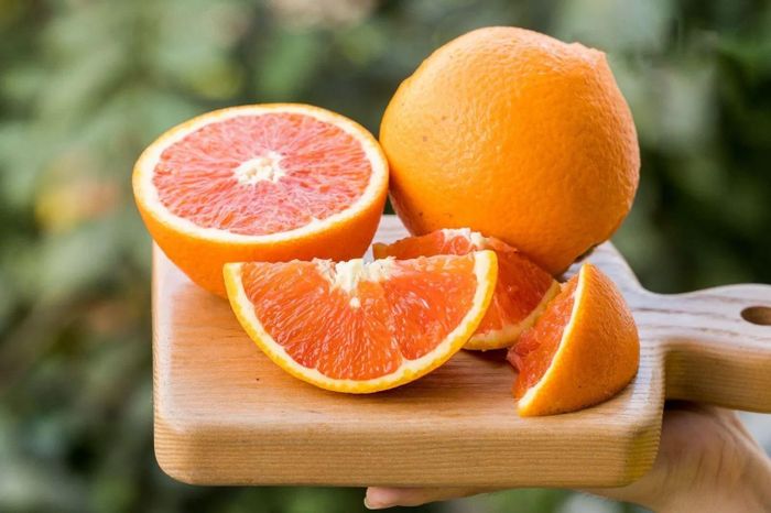 Cam giúp hỗ trợ hấp thu sắt tốt hơn, đồng thời góp phần tăng cường hệ miễn dịch