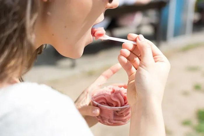 Ăn món ăn quá lạnh dễ gây kích ứng vùng họng, dẫn đến viêm họng, đau họng